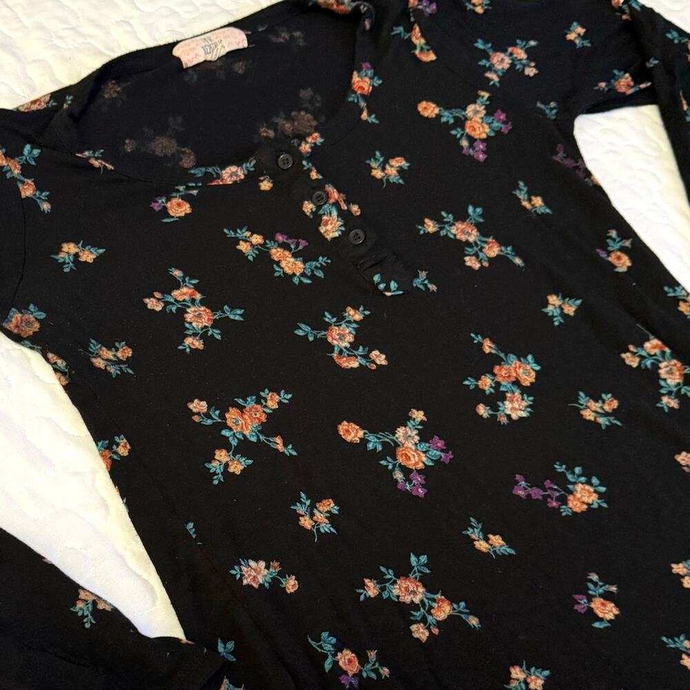 PINK REPUBLIC WOMEN sz SMALL LONG SLEEVES FLORAL TOP HIGH-LOW